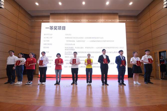 beat365唯一官网项目组李诗华同学（右四）上台领奖