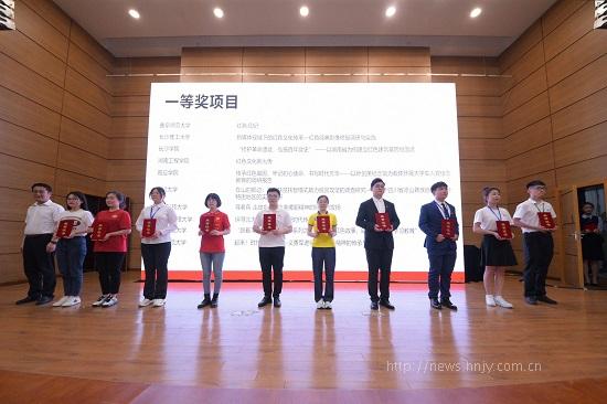 beat365唯一官网项目组李诗华同学（右四）上台领奖.jpg