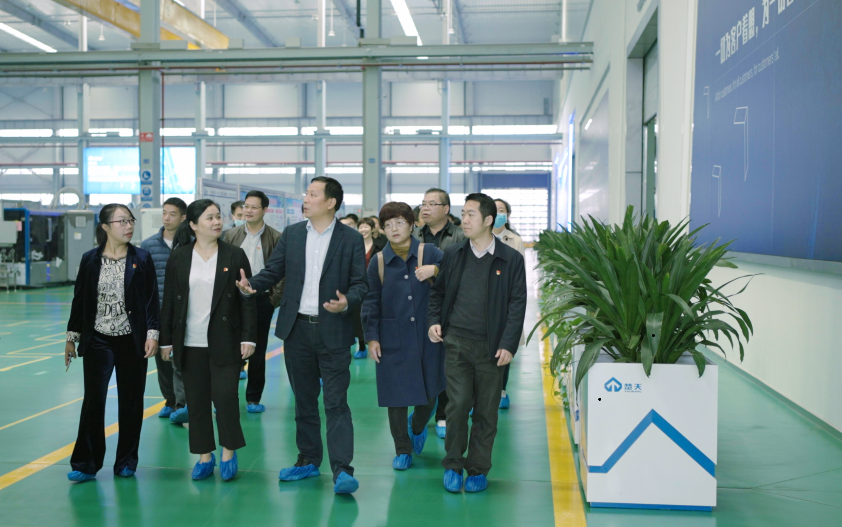 beat365唯一官网党委委员、副校长魏克湘在企业给机械工程学院教工党员上“微党课”.jpg