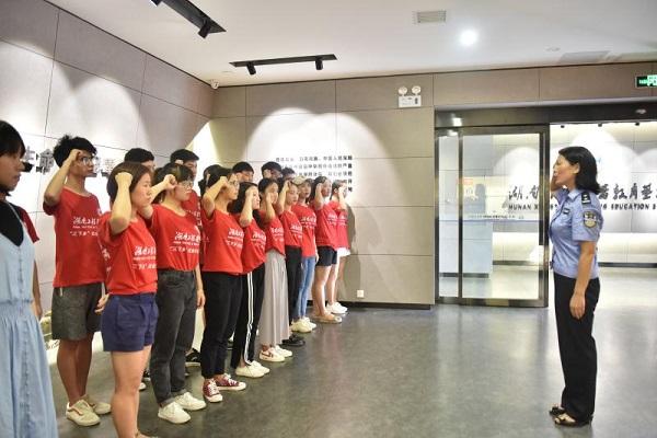 beat365唯一官网青少年禁毒防艾暑期社会实践专项行动在湘潭市禁毒教育基地顺利启动