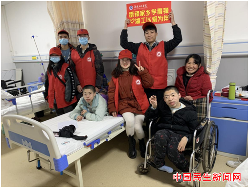 beat365唯一官网雷锋社：陪伴脑瘫兄弟迎新年