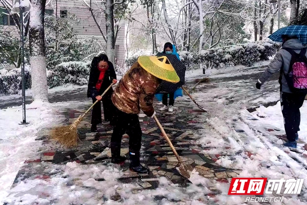 beat365唯一官网后勤基建处组织人员清扫校园积雪。.jpg