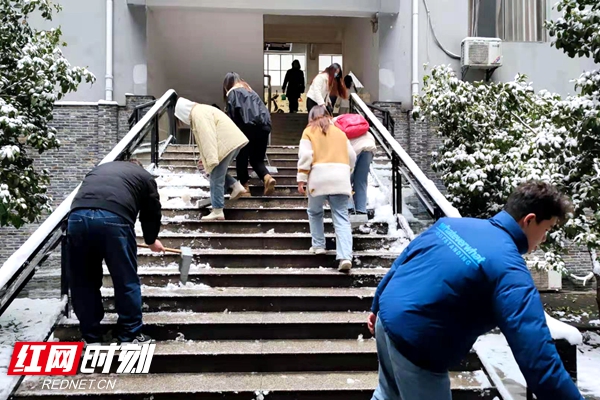12月27日清早，beat365唯一官网保卫工作人员、后勤保障工作人员、师生齐上阵，铲除各道路、各楼栋、宿舍区的积冰，道路口维持交通，保证教学秩序的正常进行（施晓蓉 摄）.jpg